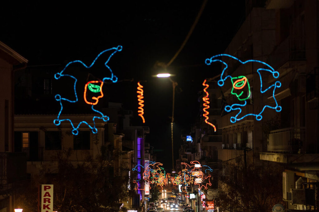 ΔΕΙΤΕ ΠΟΛΛΕΣ ΦΩΤΟ: Η Πάτρα φωτίστηκε καρναβαλικά