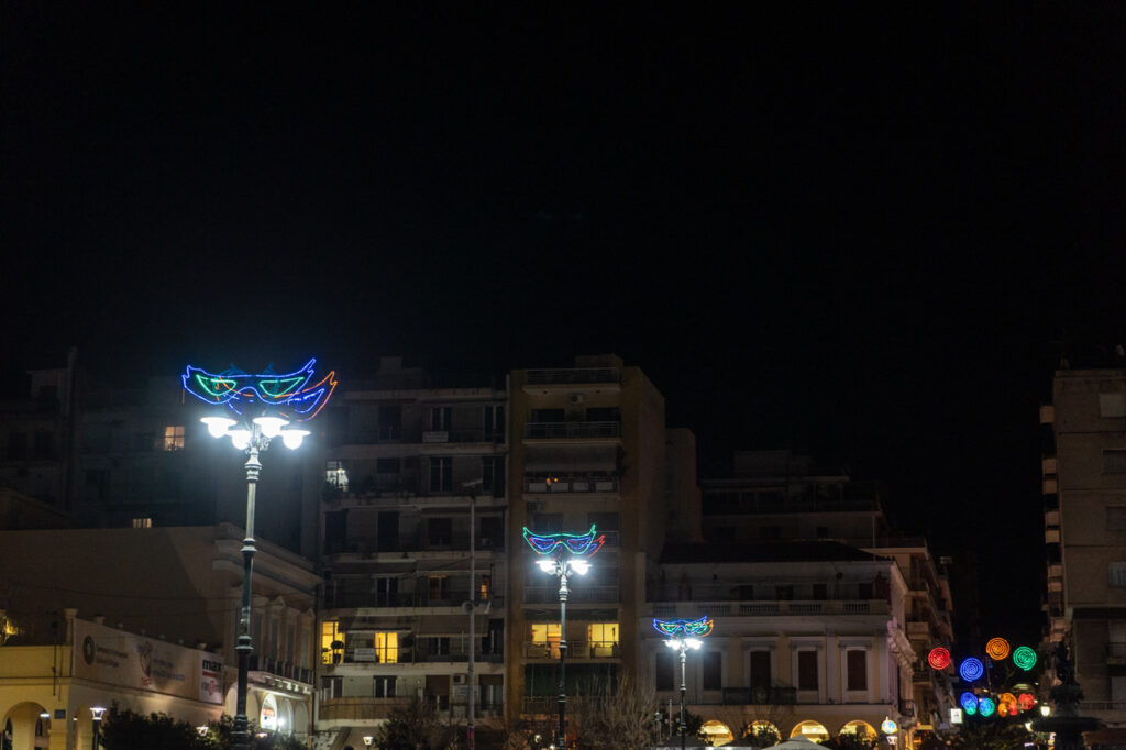 ΔΕΙΤΕ ΠΟΛΛΕΣ ΦΩΤΟ: Η Πάτρα φωτίστηκε καρναβαλικά