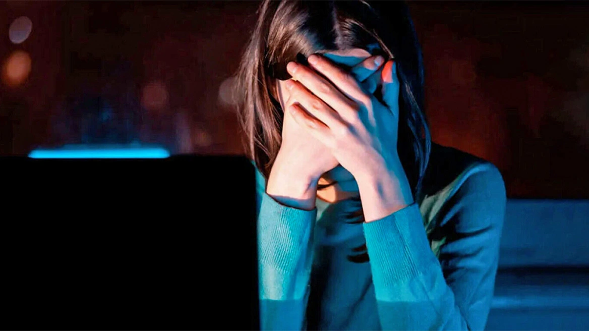 Revenge porn Εφιάλτης για χρονη Ρουμάνος ανέβασε στο Facebook