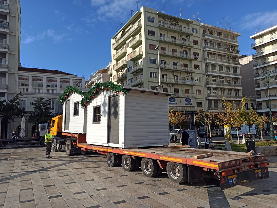 ΔΕΙΤΕ ΤΙΣ ΠΡΩΤΕΣ ΦΩΤΟ: Στήνουν το καινούργιο Χριστουγεννιάτικο χωριό στην Πλ. Γεωργίου