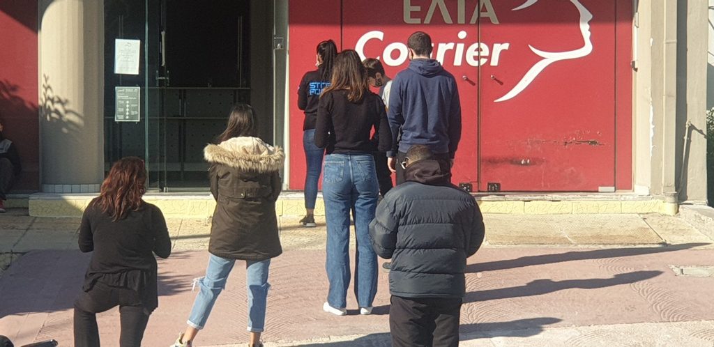 ΠΑΤΡΑ: Περιμένοντας την cοurier – Μαρτύριο η παραλαβή προϊόντων
