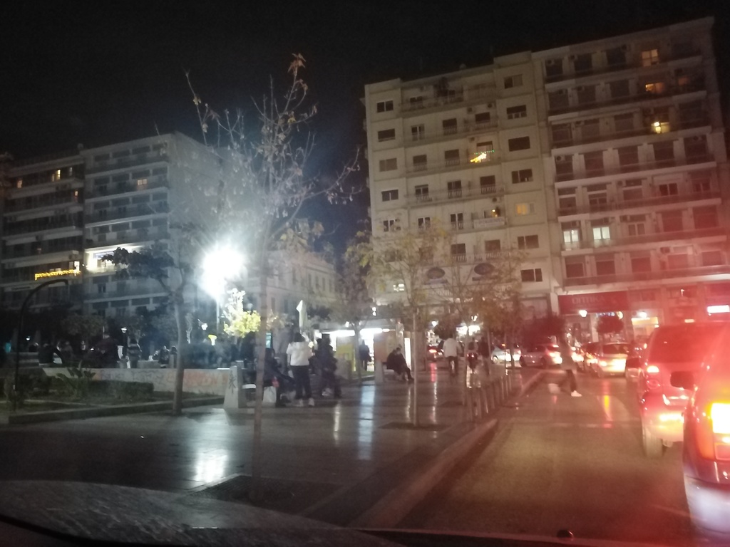 ΠΑΤΡΑ: Το αδιαχώρητο στο κέντρο - Συνεχείς οι έλεγχοι της Αστυνομίας - ΦΩΤΟ