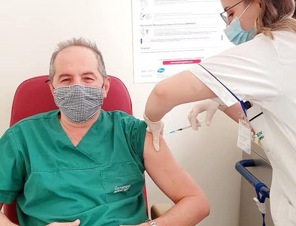 ΠΑΤΡΑ - ΔΕΙΤΕ ΦΩΤΟ: Εμβολιάστηκε δημοτικός σύμβουλος και γιατρός για τον κορονοϊό