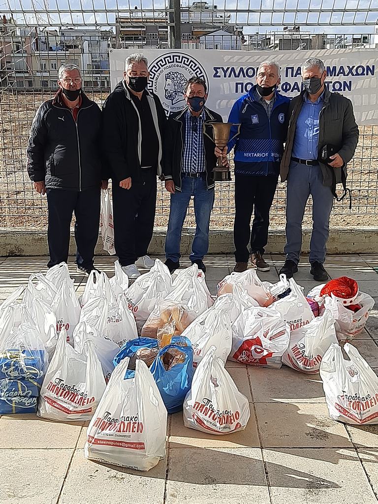 ΠΑΤΡΑ - ΦΩΤΟ: Ο Σύλλογος Παλαιμάχων ποδοσφαιριστών έδωσε τρόφιμα