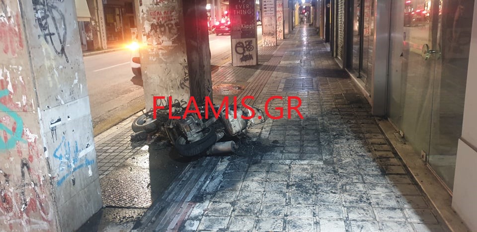 ΠΑΤΡΑ - ΦΩΤΟ: Εκαψαν μηχανή στην οδό Κορίνθου