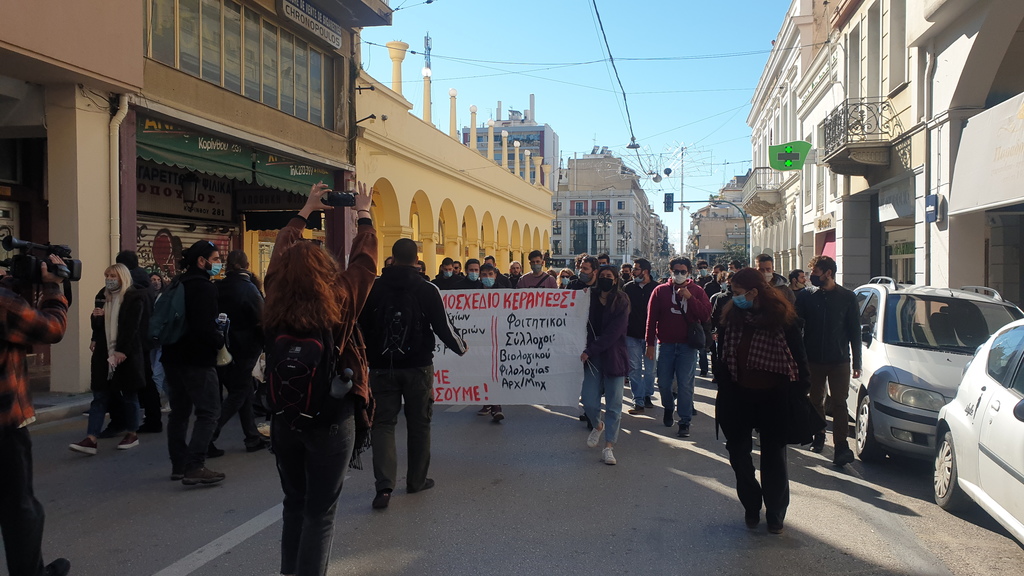 ΠΑΤΡΑ: Πορεία φοιτητών για το νομοσχέδιο για την Παιδεία