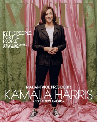 Η Καμάλα Χάρις εξώφυλλο στη Vogue –Κράζουν το περιοδικό και την Αννα Γουίντορ γιατί... άσπρισαν το πρόσωπο της αντιπροέδρου