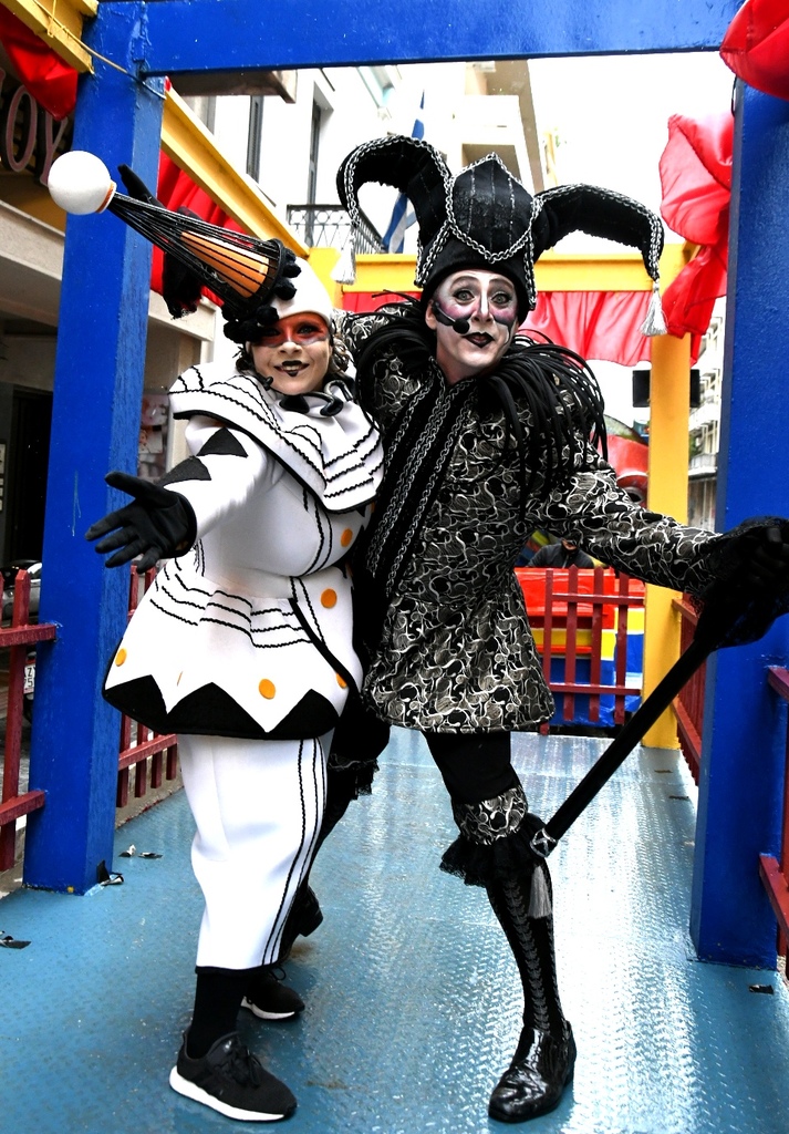 ΠΑΤΡΑ - ΔΕΙΤΕ ΠΟΛΛΕΣ ΦΩΤΟ: Οι δύο τελάληδες.... μας βάζουν στο καρναβαλικό κλίμα