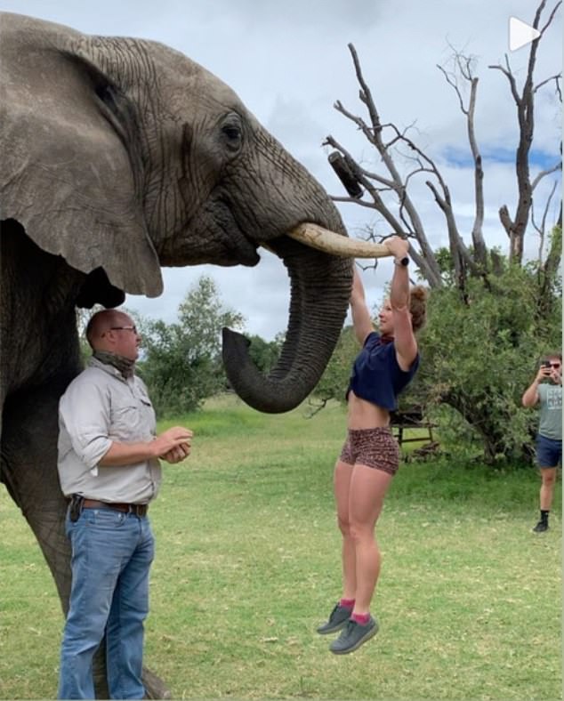 Νότια Αφρική: Η εικόνα που προκάλεσε οργή -Γυμνάστρια κάνει ασκήσεις κρεμασμένη από χαυλιόδοντες ελέφαντα