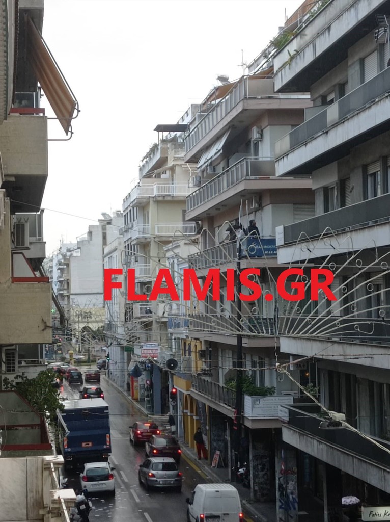 ΠΑΤΡΑ - ΔΕΙΤΕ ΦΩΤΟ: Αναρχικοί βγήκαν στο μπαλκόνι της ΝΔ στην Κορίνθου
