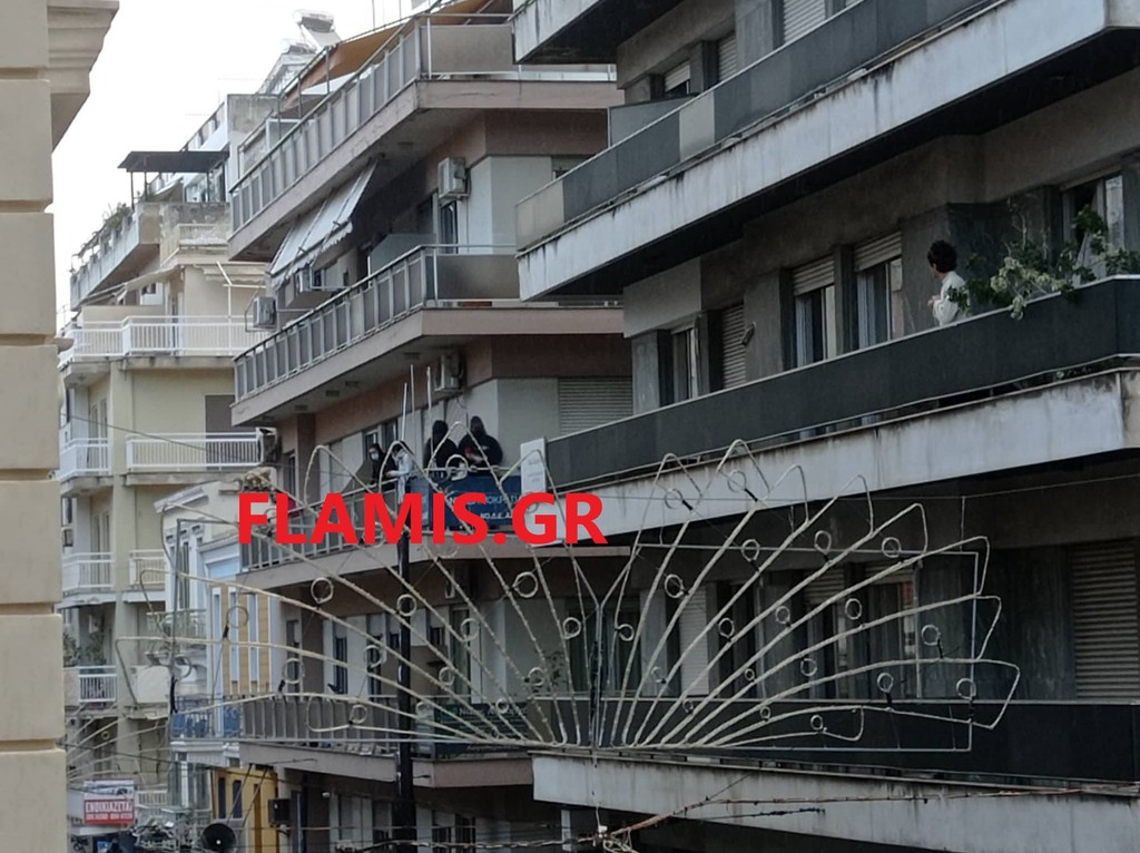 ΠΑΤΡΑ - ΔΕΙΤΕ ΦΩΤΟ: Αναρχικοί βγήκαν στο μπαλκόνι της ΝΔ στην Κορίνθου