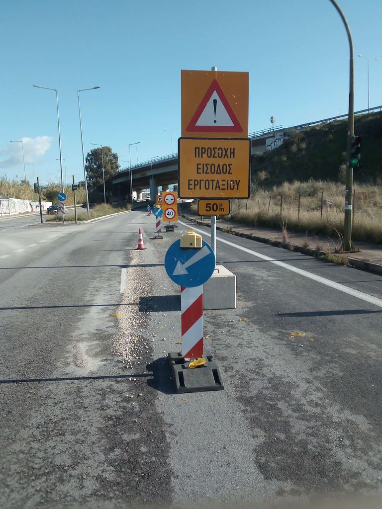 ΠΑΤΡΑ - ΦΩΤΟ: Σπασμένα όλα τα προειδοποιητικά φώτα! Κίνδυνος το βράδυ