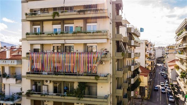 ΔΕΙΤΕ ΠΟΛΛΕΣ ΦΩΤΟ: Τα μπαλκόνια των Πατρινών έγιναν Καρναβαλικά - ΚΑΝΤΕ ΤΟ ΚΙ ΕΣΕΙΣ