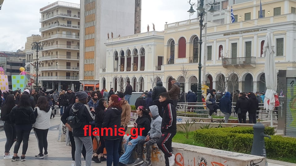 ΠΑΤΡΑ: Εκατοντάδες στην συγκέντρωση στην πλατεία Γεωργίου κατά του Lockdown - ΔΕΙΤΕ ΦΩΤΟ και ΒΙΝΤΕΟ