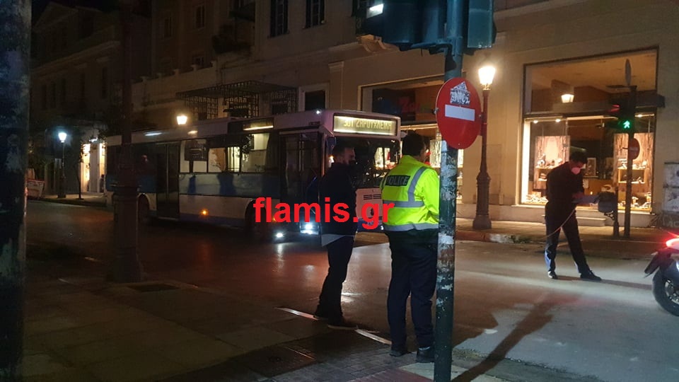 ΠΑΤΡΑ - ΤΩΡΑ: Λεωφορείο συγκρούστηκε με μηχανάκι ντελίβερι στη Γούναρη - ΦΩΤΟ