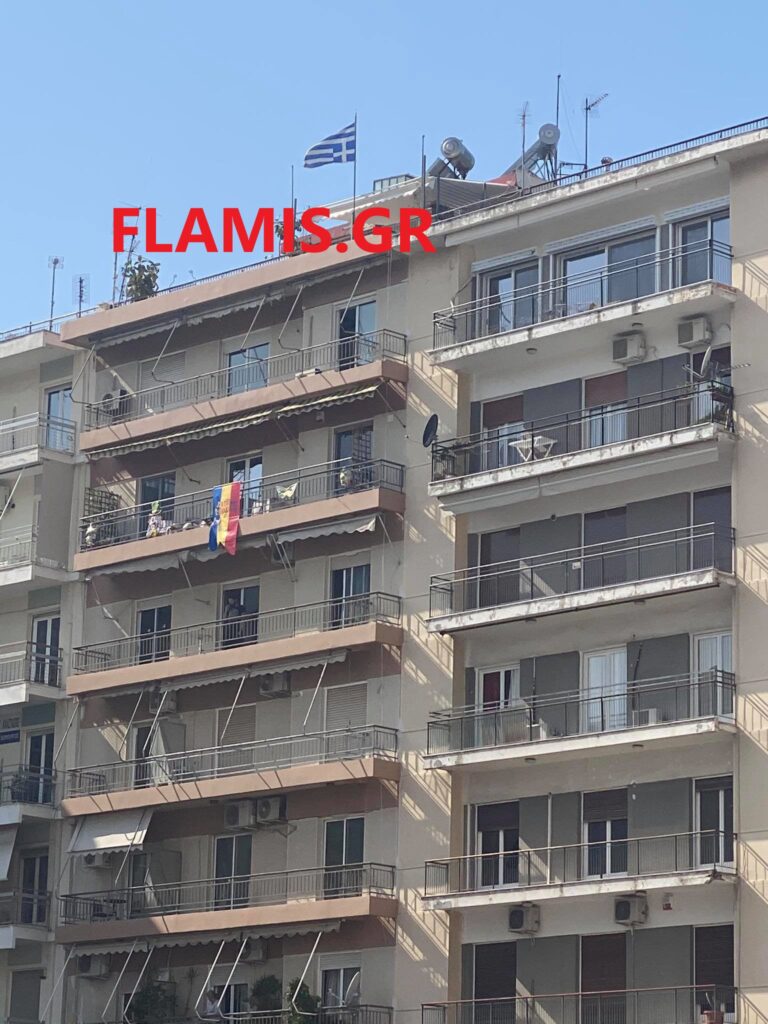 ΔΕΙΤΕ ΦΩΤΟ: Η ανάποδη μεγάλη Ελληνική σημαία στην Πλατεία Γεωργίου... είναι στο κλίμα της εποχής;