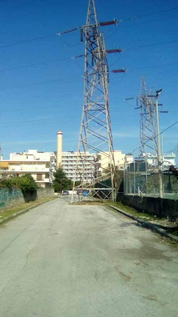 ΠΑΤΡΑ: Ο πυλώνας της ΔΕΗ που βρίσκεται μέσα σε δρόμο... διπλής κατεύθυνσης - ΦΩΤΟ ΠΑΤΡΑ: Ο πυλώνας της ΔΕΗ που βρίσκεται μέσα σε δρόμο... διπλής κατεύθυνσης - ΦΩΤΟ