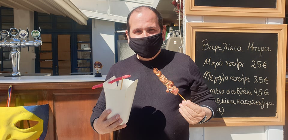 ΠΑΤΡΑ: Ουρές για "τσίκνα" σε πολλά καταστήματα - ΔΕΙΤΕ ΦΩΤΟ