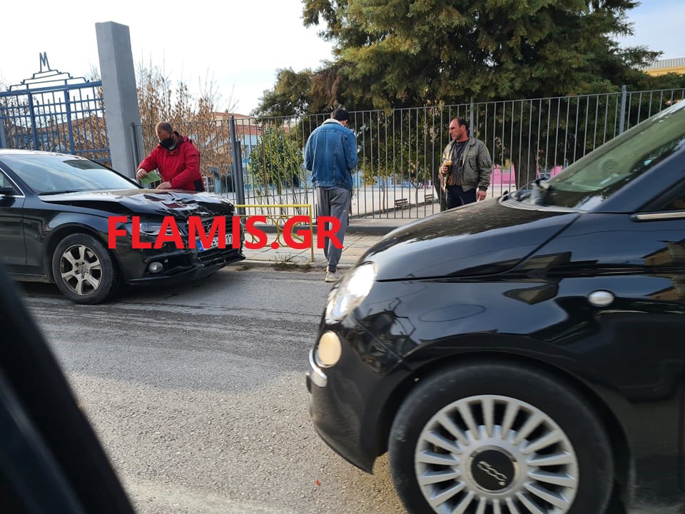 ΒΡΑΧΝΕΙΚΑ - ΤΩΡΑ: Σφοδρή σύγκρουση δύο ΙΧ - Το ένα πήγε να μπει στο σχολείο! ΦΩΤΟ