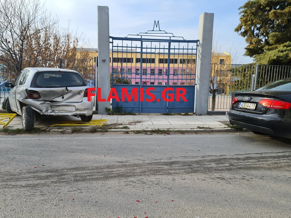 ΒΡΑΧΝΕΙΚΑ - ΤΩΡΑ: Σφοδρή σύγκρουση δύο ΙΧ - Το ένα πήγε να μπει στο σχολείο! ΦΩΤΟ