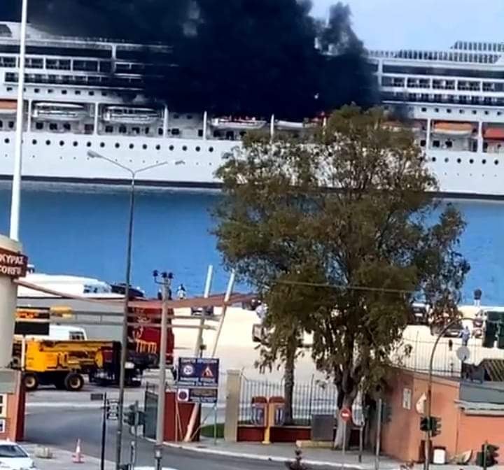 TΩΡΑ - Φωτιά σε κρουαζιερόπλοιο - ΦΩΤΟ ΚΑΙ ΒΙΝΤΕΟ