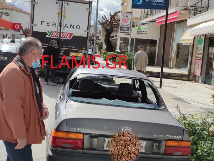 ΧΑΜΟΣ ΣΤΗΝ ΑΚΡΩΤΗΡΙΟΥ: Ανοιξε πόρτα φορτηγού και χτύπησε ΙΧ - ΦΩΤΟ