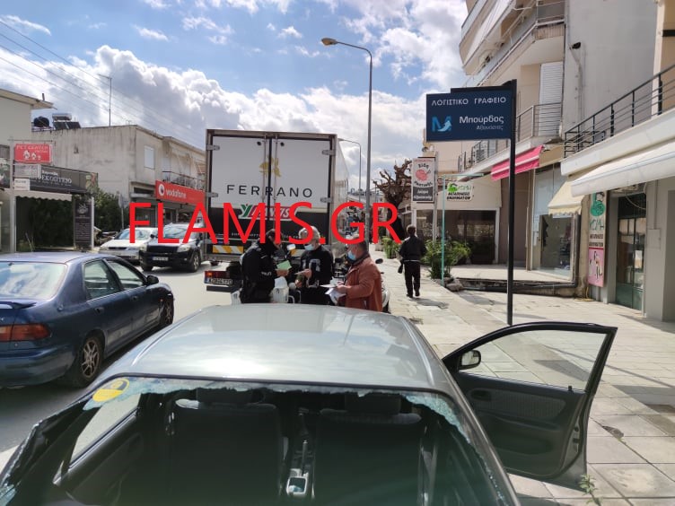 ΧΑΜΟΣ ΣΤΗΝ ΑΚΡΩΤΗΡΙΟΥ: Ανοιξε πόρτα φορτηγού και χτύπησε ΙΧ - ΦΩΤΟ