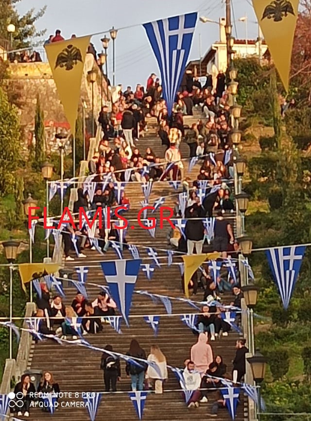 ΠΑΤΡΑ: Ο ένας πάνω στον άλλον στις σκάλες της Αγίου Νικολάου! ΣΚΕΑΝΑ: Το υπαίθριο κορονοπάρτι συνεχίζεται