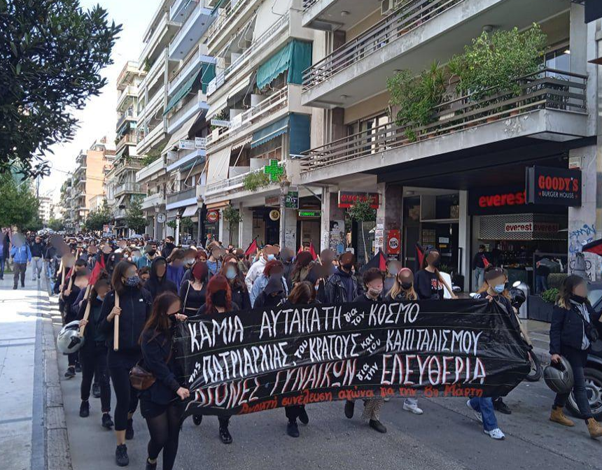 ΠΑΤΡΑ - ΦΩΤΟ: Ενταση με την Χριστίνα Αλεξοπούλου στην Πλατεία - Ηρθε αντιμέτωπη με αντιεξουσιαστές και φυγαδεύτηκε