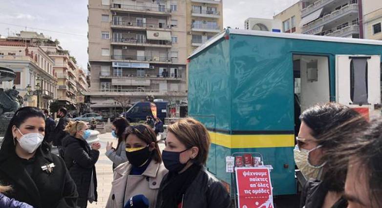 ΠΑΤΡΑ - ΦΩΤΟ: Ενταση με την Χριστίνα Αλεξοπούλου στην Πλατεία - Ηρθε αντιμέτωπη με αντιεξουσιαστές και φυγαδεύτηκε