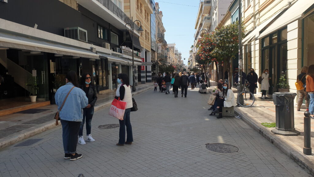 ΠΑΤΡΑ - ΠΟΛΛΕΣ ΦΩΤΟ: Αυτά έγιναν στο κέντρο σήμερα, πρώτη μέρα με ανοιχτά καταστήματα