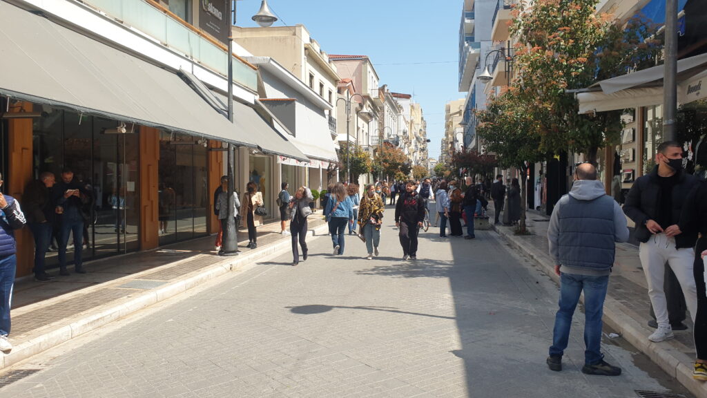 ΠΑΤΡΑ - ΠΟΛΛΕΣ ΦΩΤΟ: Αυτά έγιναν στο κέντρο σήμερα, πρώτη μέρα με ανοιχτά καταστήματα