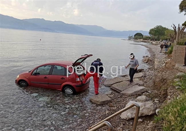 ΔΕΙΤΕ ΣΕ ΦΩΤΟ ΠΩΣ ΕΓΙΝΕ: Πάτρα: Πάρκαρε το αυτοκίνητο και έτρεχε ...να το πιάσει στην θάλασσα!