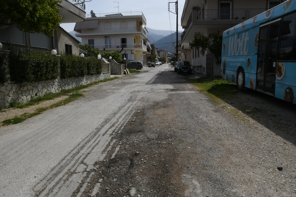 ΠΑΤΡΑ: Φτιάχνει δρόμους και πεζοδρόμια στα Δεμένικα ο Δήμος - ΦΩΤΟ