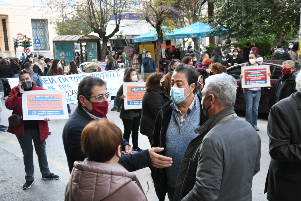 ΠΑΤΡΑ: Ο Δήμαρχος Κώστας Πελετίδης στην πορεία για την υγεία