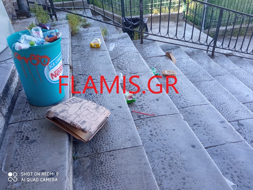 ΠΑΤΡΑ - ΦΩΤΟ: Εκαναν πάρτι και παράτησαν τις πίτσες τους και άλλα σκουπίδια στις σκάλες Γεροκωστοπούλου