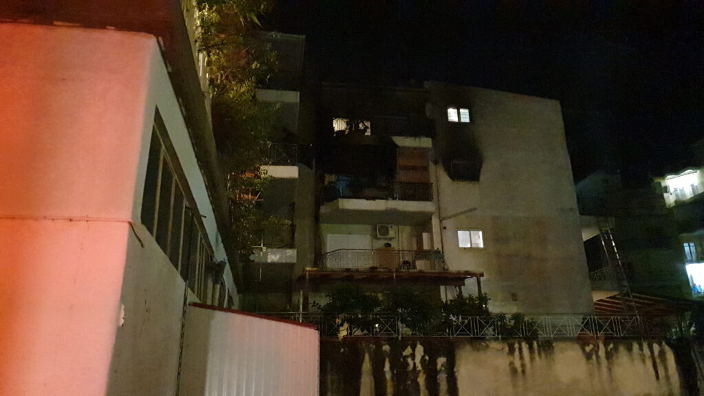 ΠΑΤΡΑ – ΣΥΓΚΛΟΝΙΣΤΙΚΟ ΒΙΝΤΕΟ: Οι ήρωες πυροσβέστες στο φλεγόμενο μπαλκόνι! Σε απόσταση… μισού μέτρου από την “κόλαση”