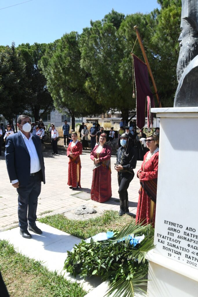 ΠΑΤΡΑ - ΦΩΤΟ: Ο Δήμαρχος κατέθεσε στεφάνι στη μνήμη της γενοκτονίας των Ποντίων