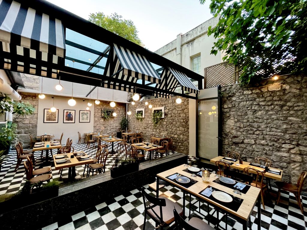 ΔΕΙΤΕ ΦΩΤΟ: "Μεταμορφώθηκε" εστιατόριο στο κέντρο της Πάτρας
