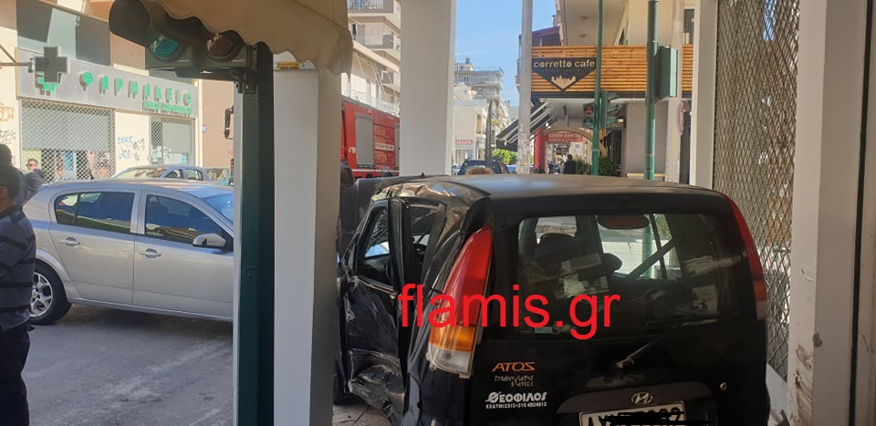 ΣΟΚΑΡΙΣΤΙΚΟ ΤΡΟΧΑΙΟ ΣΤΗΝ ΟΔΟ ΚΟΡΙΝΘΟΥ: Τραυματίστηκαν 4χρονο παιδί και η γιαγιά του - Έκανε σβούρες το αυτοκίνητο - ΦΩΤΟ
