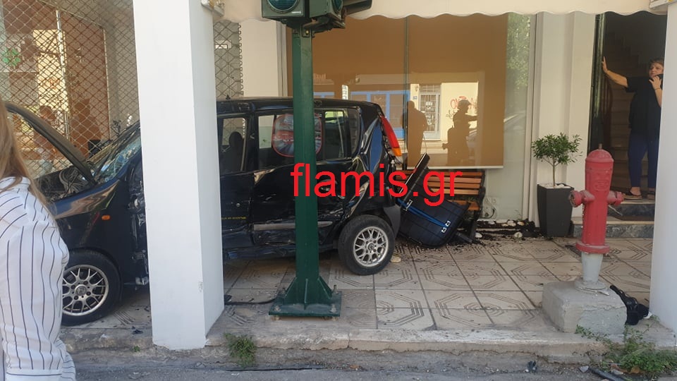 ΣΟΚΑΡΙΣΤΙΚΟ ΤΡΟΧΑΙΟ ΣΤΗΝ ΟΔΟ ΚΟΡΙΝΘΟΥ: Τραυματίστηκαν 4χρονο παιδί και η γιαγιά του - Έκανε σβούρες το αυτοκίνητο - ΦΩΤΟ