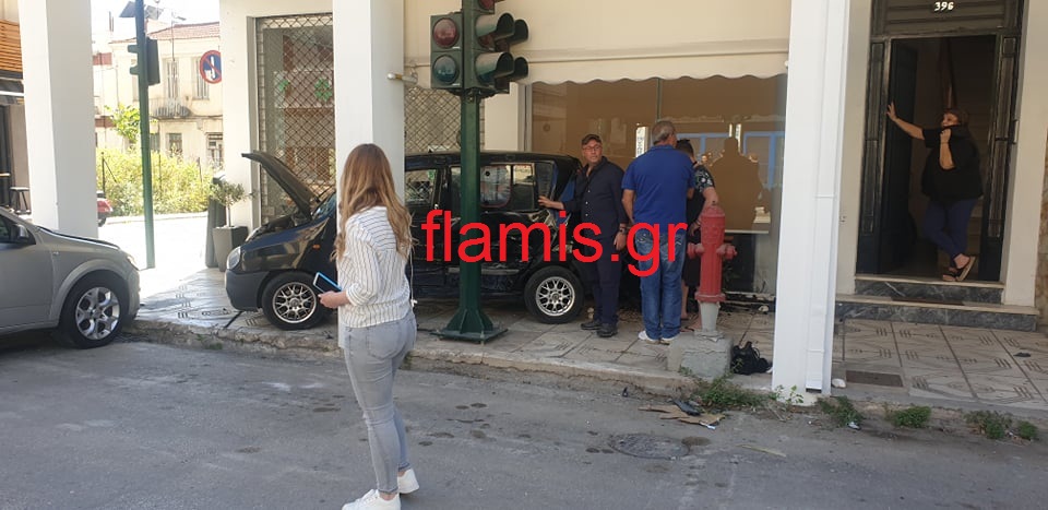 ΣΟΚΑΡΙΣΤΙΚΟ ΤΡΟΧΑΙΟ ΣΤΗΝ ΟΔΟ ΚΟΡΙΝΘΟΥ: Τραυματίστηκαν 4χρονο παιδί και η γιαγιά του - Έκανε σβούρες το αυτοκίνητο - ΦΩΤΟ