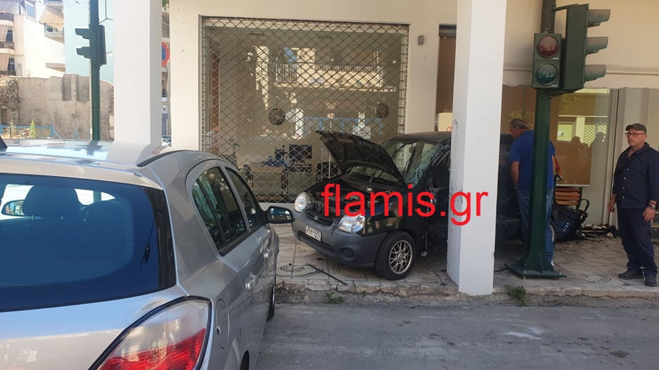 ΣΟΚΑΡΙΣΤΙΚΟ ΤΡΟΧΑΙΟ ΣΤΗΝ ΟΔΟ ΚΟΡΙΝΘΟΥ: Τραυματίστηκαν 4χρονο παιδί και η γιαγιά του - Έκανε σβούρες το αυτοκίνητο - ΦΩΤΟ