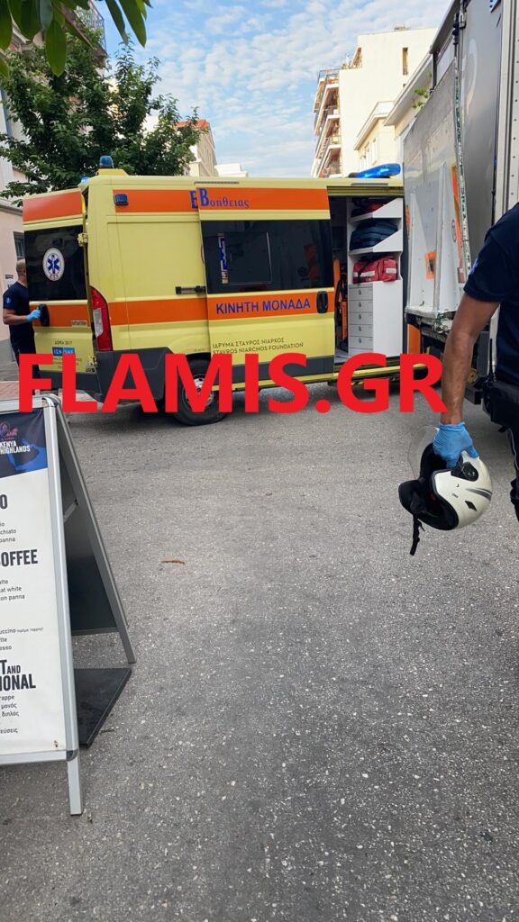 ΠΑΤΡΑ - ΤΩΡΑ: Σοκαριστικό τροχαίο! Δικυκλιστής βρέθηκε κάτω από φορτηγό στην οδό Μαιζώνος - ΦΩΤΟ