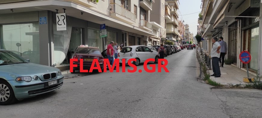 ΠΑΤΡΑ - ΤΩΡΑ: Καραμπόλα 3 οχημάτων στην Καραϊσκάκη - Το ένα πάνω στο πεζοδρόμιο - ΦΩΤΟ
