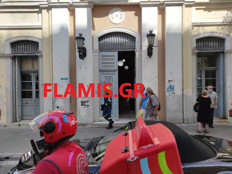 ΠΑΤΡΑ - ΤΩΡΑ: Φωτιά στο Δημαρχείο - ΦΩΤΟ - Eκκενώθηκε το κτίριο