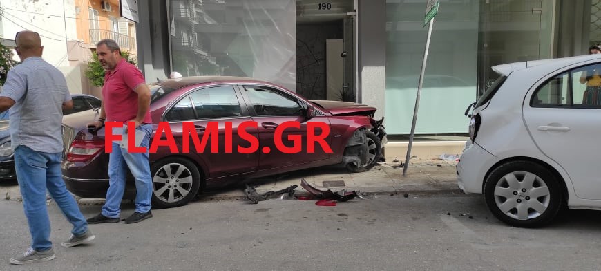 ΠΑΤΡΑ - ΤΩΡΑ: Καραμπόλα 3 οχημάτων στην Καραϊσκάκη - Το ένα πάνω στο πεζοδρόμιο - ΦΩΤΟ