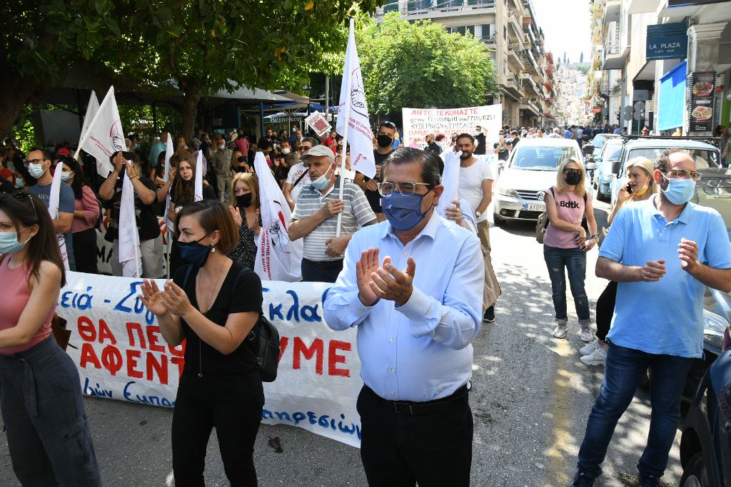 ΠΑΤΡΑ: Με ταμπούρλα ο Πελετίδης στην πορεία - ΦΩΤΟ