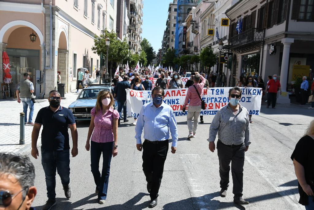 ΠΑΤΡΑ: Με ταμπούρλα ο Πελετίδης στην πορεία - ΦΩΤΟ