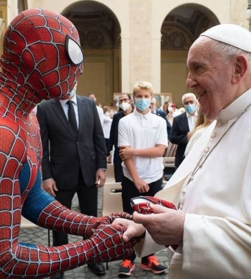 Όταν ο Spiderman συνάντησε τον Πάπα Όταν ο Spiderman συνάντησε τον Πάπα